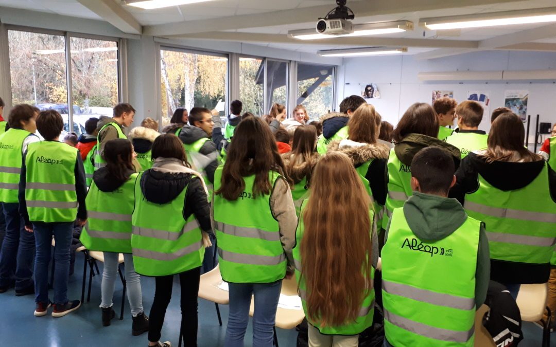 remise des gilets réfléchissants aux élèves prenant les cars scolaires