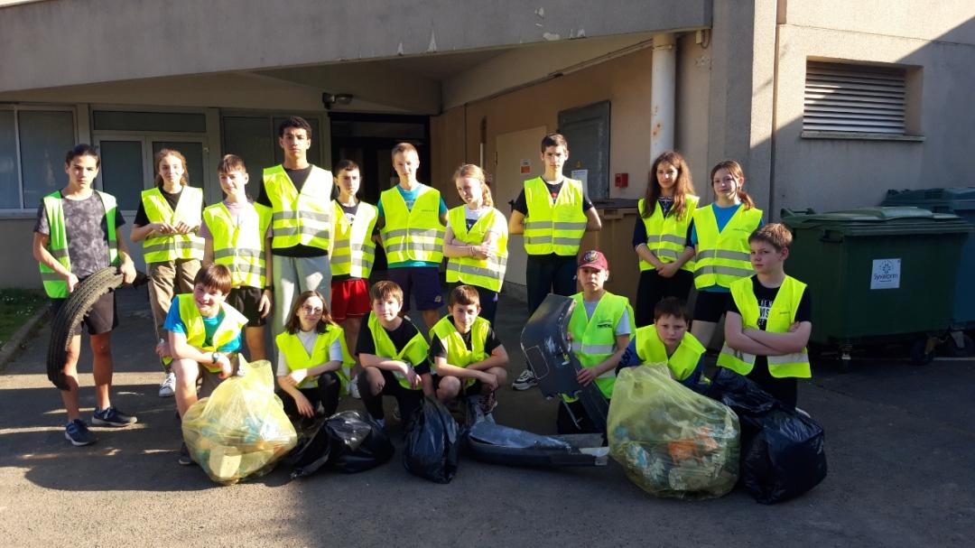 Collecte des déchets dans les rue de Bessé par le groupe de JSP